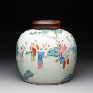 A Chinese famille rose '100 boys' jar and wooden cover, 19th C. — photo 5