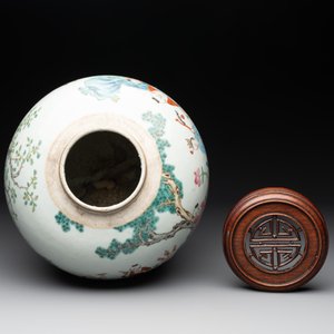 A Chinese famille rose '100 boys' jar and wooden cover, 19th C. — photo 6