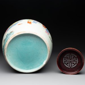 A Chinese famille rose '100 boys' jar and wooden cover, 19th C. — photo 7