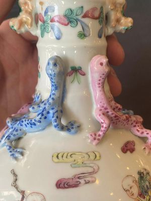 A Chinese famille rose '18 Luohan' bottle vase, 19th C. — 照片 14