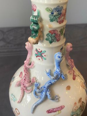 A Chinese famille rose '18 Luohan' bottle vase, 19th C. — 照片 7