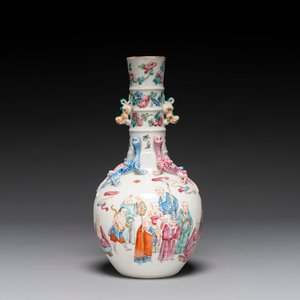 A Chinese famille rose '18 Luohan' bottle vase, 19th C. — 照片 1