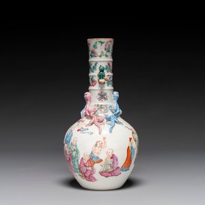 A Chinese famille rose '18 Luohan' bottle vase, 19th C. — 照片 4