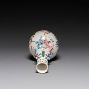 A Chinese famille rose '18 Luohan' bottle vase, 19th C. — 照片 5