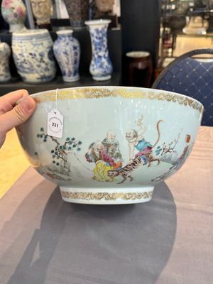 A Chinese famille rose '18 Luohan' punch bowl, Qianlong — 照片 1