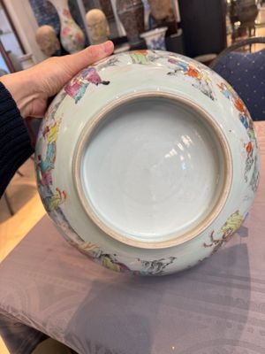 A Chinese famille rose '18 Luohan' punch bowl, Qianlong — 照片 13