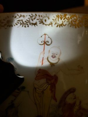 A Chinese famille rose '18 Luohan' punch bowl, Qianlong — 照片 17