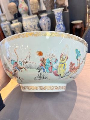 A Chinese famille rose '18 Luohan' punch bowl, Qianlong — 照片 2