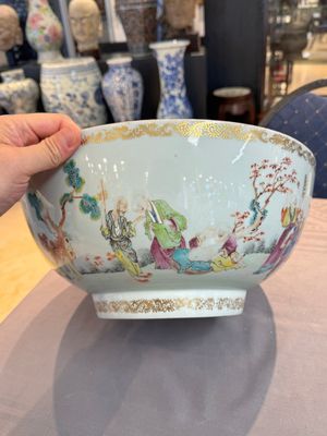 A Chinese famille rose '18 Luohan' punch bowl, Qianlong — 照片 3
