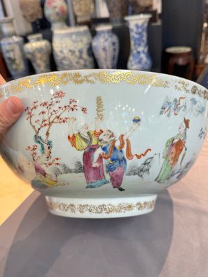 A Chinese famille rose '18 Luohan' punch bowl, Qianlong — 照片 4