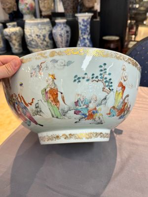 A Chinese famille rose '18 Luohan' punch bowl, Qianlong — 照片 5