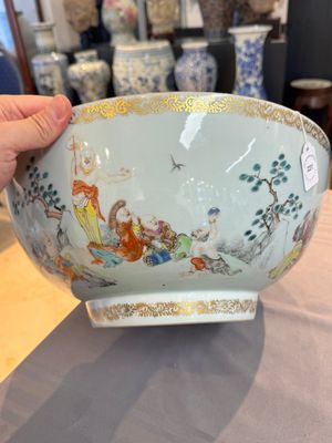 A Chinese famille rose '18 Luohan' punch bowl, Qianlong — 照片 6
