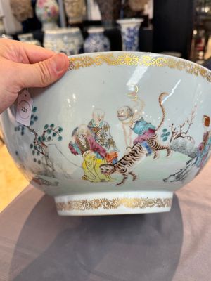 A Chinese famille rose '18 Luohan' punch bowl, Qianlong — 照片 7