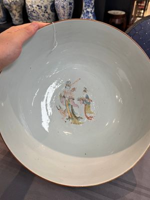 A Chinese famille rose '18 Luohan' punch bowl, Qianlong — 照片 8