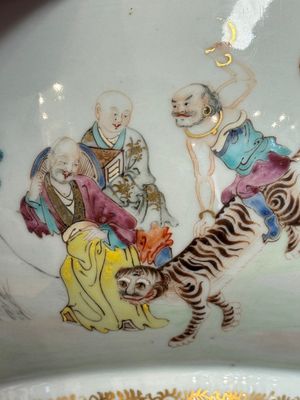 A Chinese famille rose '18 Luohan' punch bowl, Qianlong — 照片 10