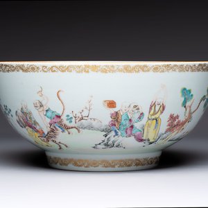 A Chinese famille rose '18 Luohan' punch bowl, Qianlong — 照片 1