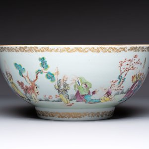 A Chinese famille rose '18 Luohan' punch bowl, Qianlong — 照片 2