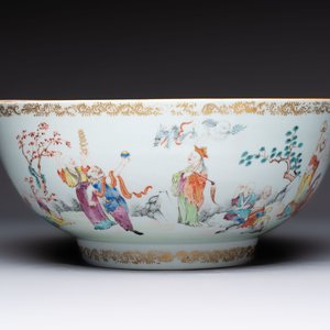 A Chinese famille rose '18 Luohan' punch bowl, Qianlong — 照片 3