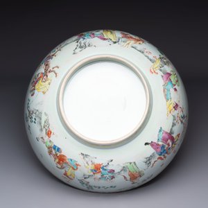 A Chinese famille rose '18 Luohan' punch bowl, Qianlong — 照片 7