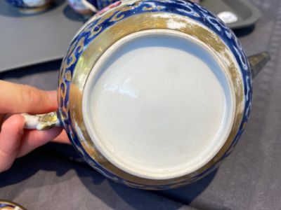 A Chinese famille rose 18-piece 'mandarin subject' tea service, Qianlong — 照片 6