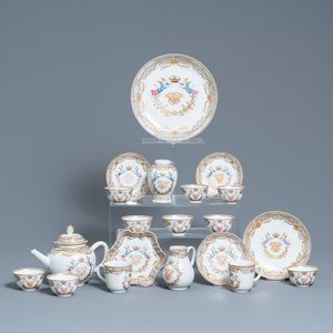 A Chinese famille rose 20-piece tea service with crowned monograms for the European market, Qianlong — photo 1