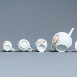A Chinese famille rose 20-piece tea service with crowned monograms for the European market, Qianlong — photo 11