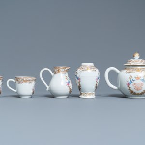 A Chinese famille rose 20-piece tea service with crowned monograms for the European market, Qianlong — photo 7