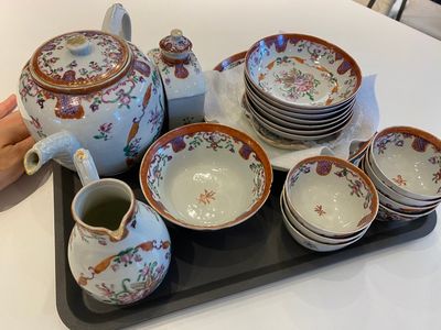 A Chinese famille rose 20-piece tea service with floral design, Qianlong — 照片 2