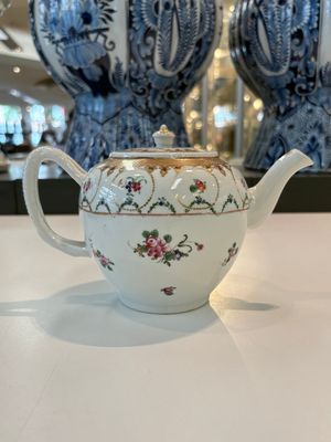 A Chinese famille rose 22-piece tea service with floral design, Qianlong — photo 1