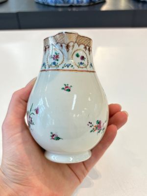 A Chinese famille rose 22-piece tea service with floral design, Qianlong — photo 12
