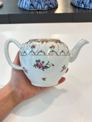 A Chinese famille rose 22-piece tea service with floral design, Qianlong — photo 2