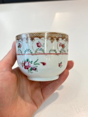 A Chinese famille rose 22-piece tea service with floral design, Qianlong — photo 23