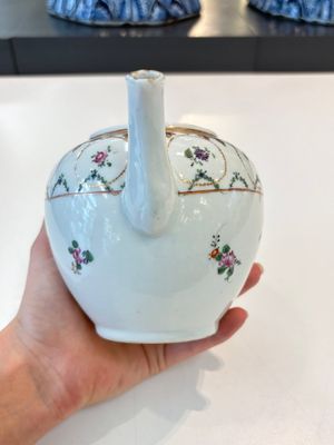 A Chinese famille rose 22-piece tea service with floral design, Qianlong — photo 3