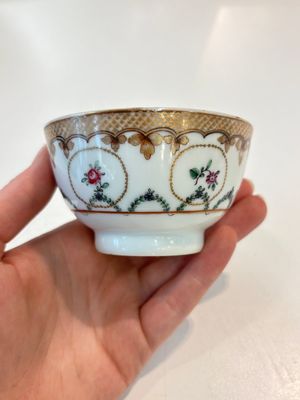 A Chinese famille rose 22-piece tea service with floral design, Qianlong — photo 35