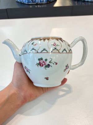 A Chinese famille rose 22-piece tea service with floral design, Qianlong — photo 4