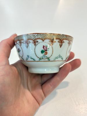 A Chinese famille rose 22-piece tea service with floral design, Qianlong — photo 42