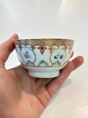A Chinese famille rose 22-piece tea service with floral design, Qianlong — photo 43