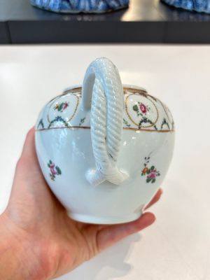 A Chinese famille rose 22-piece tea service with floral design, Qianlong — photo 5