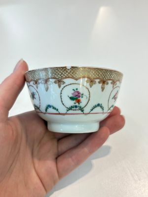 A Chinese famille rose 22-piece tea service with floral design, Qianlong — photo 59