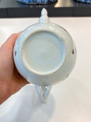 A Chinese famille rose 22-piece tea service with floral design, Qianlong — photo 7