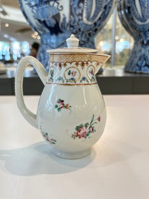 A Chinese famille rose 22-piece tea service with floral design, Qianlong — photo 10