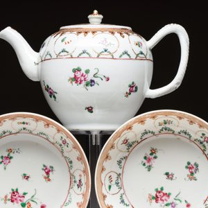 A Chinese famille rose 22-piece tea service with floral design, Qianlong — photo 2