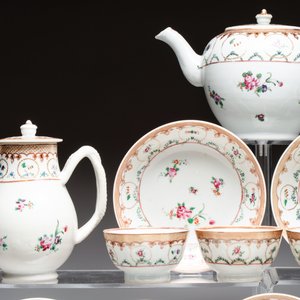 A Chinese famille rose 22-piece tea service with floral design, Qianlong — photo 3