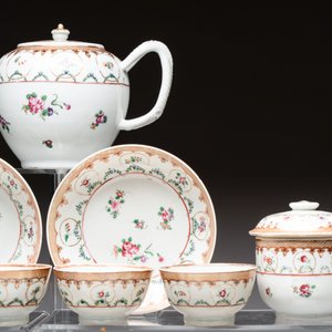 A Chinese famille rose 22-piece tea service with floral design, Qianlong — photo 4