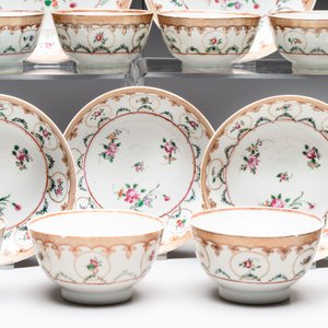 A Chinese famille rose 22-piece tea service with floral design, Qianlong — photo 9