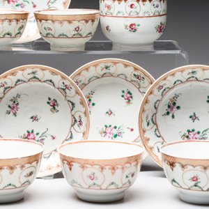 A Chinese famille rose 22-piece tea service with floral design, Qianlong — photo 10