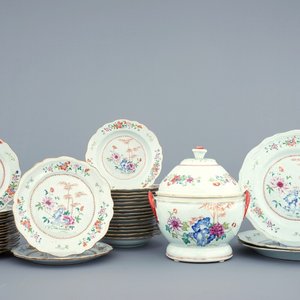 A Chinese famille rose 39-piece service with a tureen on stand, Qianlong, 18th C. — photo 1