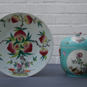A Chinese famille rose '9 peaches' dish and a turquoise ground bowl and cover, Qianlong mark, 19/20th C. — 照片 10