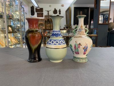 A Chinese famille rose, a flambé-glazed and a blue and white celadon-ground vase, 19/20th C. — 照片 1