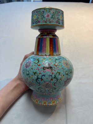 A Chinese famille rose altar vase with 'bajixiang' design, 'benbahu', Qianlong mark, 20th C. — photo 1